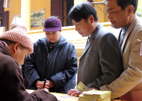 Đi chùa, nhiều người còn đến các bàn từ thiện để ghi tên mình.